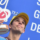 Àlex Márquez celebra, en el podio de Le Mans, su victoria en Moto2.