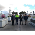 La alcaldesa y otros concejales visitaron el cementerio. DL