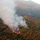 Vista del incendio de Langre desde el helicóptero de las brigadas. BRIF TABUYO
