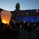 El Hostal de San Marcos se tiñe de azul mientras los asistentes cubren el cielo con farolillos de papel. F. OTERO PERANDONES