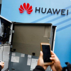Un usuario toma una foto del interior de una máquina en el estand de Huawei en una feria celebrada en la ciudad china de Shenzhen.