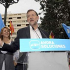La número dos del PSOE, María Dolores de Cospedal, junto a Rajoy, en el acto de Albacete.