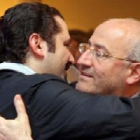 El jefe de la mayoría parlamentaria, Saad Hariri, abraza al candidato druso, Ghazi Aridhi.