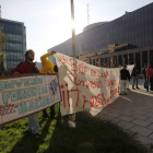 Los brigadistas se concentran ante las puertas de la empresa en León.