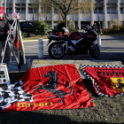 Los aledaños al hospital, con banderas de Ferrari en apoyo al piloto.