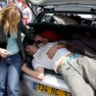 Dos jóvenes duermen en Pamplona en el maletero de un coche tras disfrutar de los sanfermines