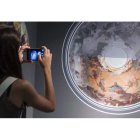 Una joven fotografía una de las láminas que se muestran en la exposición «Goya y La Virgen. Sus imágenes en Zaragoza», que se acaba de inaugurar.
