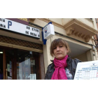 Pilar Martínez, dueña de la Librería y Papelería Pili, posa en 2012 a las puertas de su establecimiento. Hoy repartió un décimo del quinto de la Lotería de Navidad