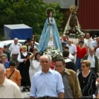 Al fondo la imagen de la Virgen de la Encina, ayer en procesión en el pueblo de Trabadelo