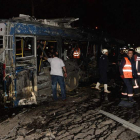 Bomberos tratan de ayudar a los heridos tras el atentado. STR