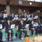 Los miembros de la banda paramesa, en la plaza de la residencia