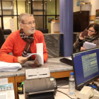 Carballo, presentando uno de sus escritos en el Ayuntamiento, en una foto de archivo. DDE LA MATA