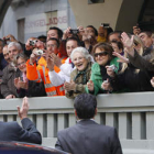 Don Juan Carlos saluda a los leoneses, que le recibieron enfervorizados a su llegada al Palacio del