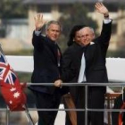 Los presidentes de ambos países saludan desde la borda de un barco