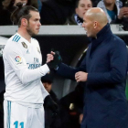 Bale saluda a Zidane antes de salir ante el Fuenlabrada. JUANJO MARTÍN