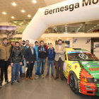 Organizadores, patrocinador y pilotos en la presentación de la segunda edición de la Copa BMW Bernesga Motor que se decidirá a lo largo de siete carreras. RAMIRO