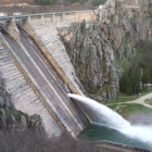 El pantano de Luna desembalsando agua durante el pasado domingo.