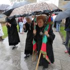 Los asistentes a los actos religiosos en Bembibre abrieron los paraguas al terminar el oficio.