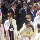 El alcalde, en el centro, en la reciente procesión de Pascua.