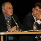 Inocencio Arias, ayer en el Teatro Bergidum junto al alcalde de Ponferrada, Carlos López Riesco
