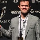 Magnus Carlsen, campeón mundial de ajedrez, celebra su victoria tras derrotar a Fabiano Caruana. F.A.