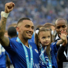 Danny Simpson, celebrando el título conseguido.