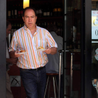 Miguel de la Pinta, con los carteles que anuncian la rebaja del café, ayer en Ponferrada.