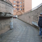 Imagen de la rampa del garaje del número 55 de la calle Moisés de León. SECUNDINO PÉREZ