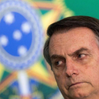El presidente electo de Brasil, Jair Bolsonaro, y el actual mandatario  Michel Temer  fuera de cuadro  ofrecen una declaracion conjunta en el Palacio del Planalto sede del Gobierno.