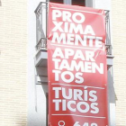Cartel anunciando apartamentos de uso turístico en León.