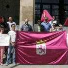 Los manifestantes se situaron a la entrada de los Juzgados