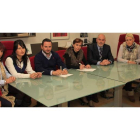 Representantes de los trabajadores y de la dirección de la empresa en la reunión del acuerdo.