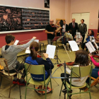 El alcalde de León, Antonio Silván, junto al concejal de Educación, Javier García-Prieto visitaron esta semana la Escuela Municipal de Música.