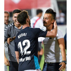 El técnico Rubén de la Barrera celebra el triunfo en Sevilla con Rodri Ríos. DAVID DE LA ROSA