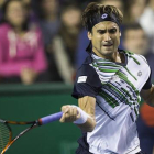 David Ferrer devuelve la pelota a David Goffin en el partido que los ha enfrentado hoy en el torneo Masters 1000 Paris-Bercy.