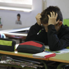 Un alumno estudia en una de las aulas en un colegio de León. RAMIRO