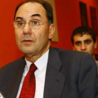 Miguel Martínez, presidente de Paradores, entrega uno de los diplomas en presencia de Santos Llamas
