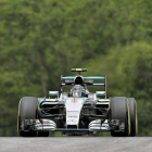 El piloto alemán Nico Rosberg, de Mercedes, participa en la primera sesión de entrenamientos libres para el Gran Premio de Austria de Fórmula Uno en Spielberg.