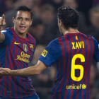 Alexis celebra con Xavi el primer gol del Barcelona en el partido ante el Getafe.