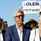 El alcalde de Tarragona, Josep Felix Ballesteros, con los regidores Pau Perez y Elvira Ferrando ante una pancarta de  Volem votar.
