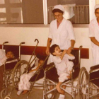 Esther con los niños de un hospital donde trabajaba en Argel.