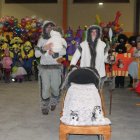 La familia esquimal fue la ganadora. En la foto rodeada de muchos participantes del carnaval.