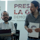 El líder de Unidos Podemos, Pablo Iglesias, y su secretario de Organización, Pablo Echenique, a su derecha.