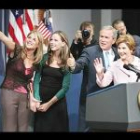 Tras una larga campaña, George W. Bush venció claramente en las urnas. El republicano presume de ser el presidente más votado de EE. UU. Lo celebró con sus hijas Jenna y Barbara y su esposa, Laura.