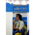 Fernando Alonso aguarda en boxes el momento de su salida a la pista
