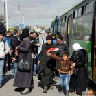 Familias sirias abordan autobuses que los llevarán al barrio de al-Qadam en Damasco. Efe/Sana