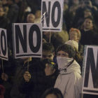 Vecinos de Burgos se manifiestan contra el proyecto del Gamonal, anoche.