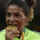 Rafaela Silva muerde el oro ganado en judo.