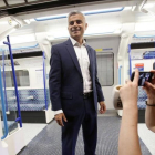 El alcalde de Londres, Sadiq Khan, el pasado 20 de agosto en la estación de metro de Brixton de la capital británica.