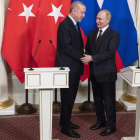 El presidente turco Erdogan y su homólogo ruso Putin estrechan sus manos.
